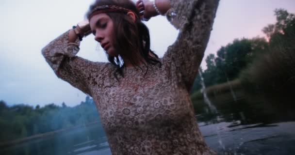 Melancholia dziewczynę stojącą w jeziorze — Wideo stockowe