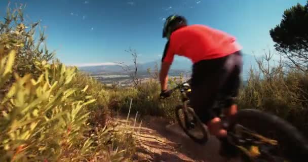 Ciclista de montaña a lo largo de camino de tierra — Vídeo de stock