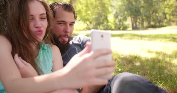 Ζευγάρι τράβηγμα αντιμετωπίζει για μια selfie — Αρχείο Βίντεο