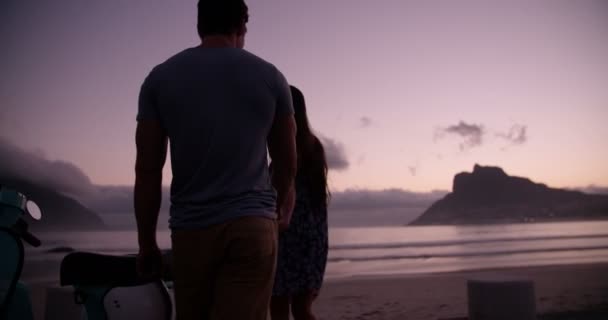 Pareja cariñosa en la playa — Vídeo de stock