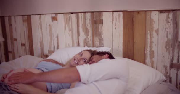 Coppia sdraiata a letto che tocca la pancia incinta della donna — Video Stock