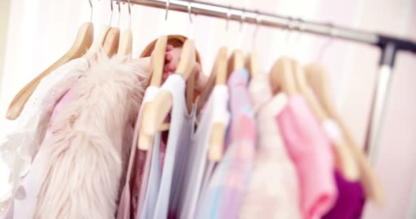 Mujer mirando a través de una barandilla de ropa — Vídeos de Stock