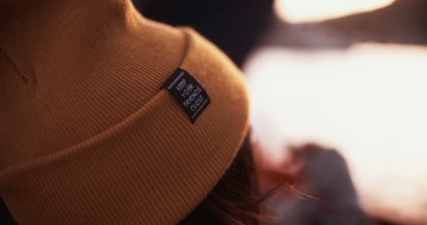 Страстная девочка в жёлтой шапочке на тротуаре — стоковое видео