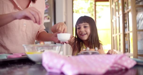 Mor och dotter bindning med baka tårta — Stockvideo