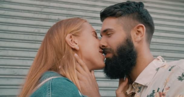 Bearded hipster guy and girl kissing happily — Stock Video