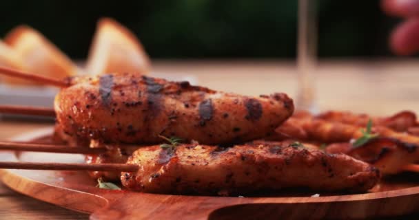 木桌上的烧烤餐 — 图库视频影像