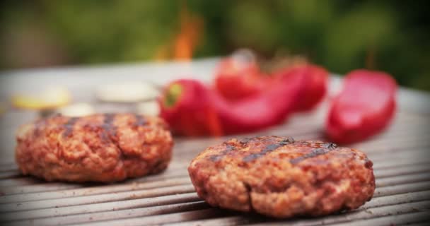 Kwaliteit rundvlees pasteitjes grillen op een barbecue — Stockvideo