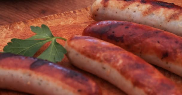 Grilled bratwurst sausages with hot mustard — Stock Video