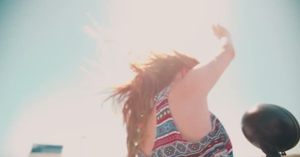 Adolescentes chicas en viaje de carretera con el pelo soplando en el viento — Vídeo de stock