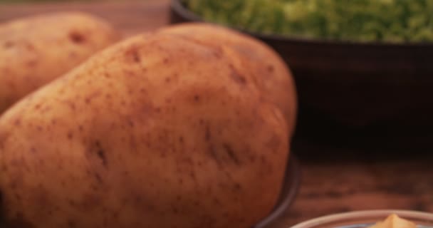 Nybakat potatis — Stockvideo