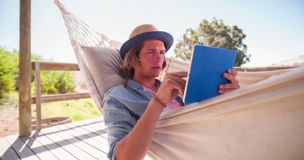 Tiener lezen op zijn digitale Tablet — Stockvideo