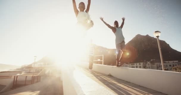 Afro-americanos adolescentes celebrando ao ar livre — Vídeo de Stock