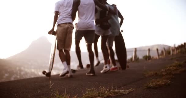 Afro adolescentes amigos bailando con longboards — Vídeos de Stock