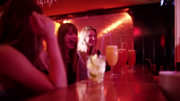 Flickor som grillas varandra på en bar med drinkar — Stockvideo