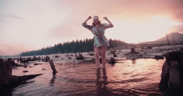 Boho menina girando ao pôr do sol para a liberdade — Vídeo de Stock