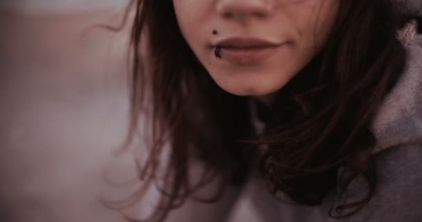 Closeup dospívající dívka je piercing rtů — Stock video