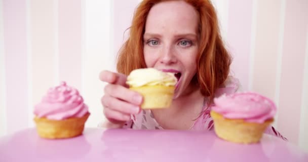Nő eszik cupcakes — Stock videók