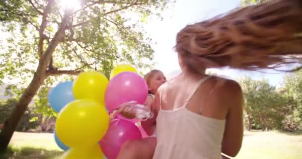 Dívka a matka s balónky