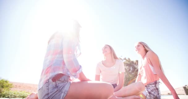 Tonårsflickor som pratar på en sjö brygga på sommarlovet — Stockvideo