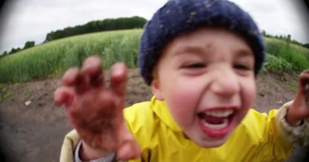 Liten pojke att göra ansikten — Stockvideo