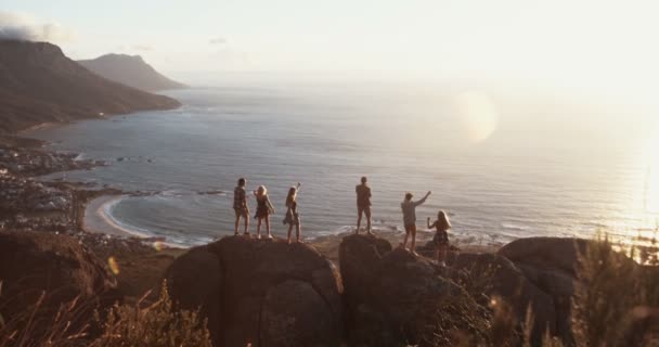 Siluetas de personas bailando sobre rocas — Vídeo de stock