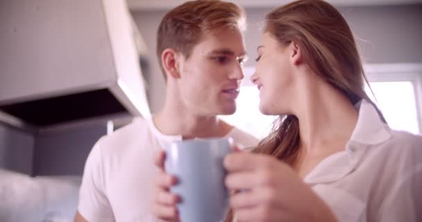 Killen kysser kärleksfullt hans flickvän — Stockvideo