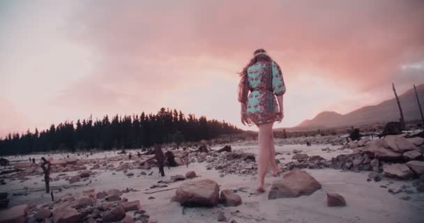 波西米亚风时尚穿裙子的女孩 — 图库视频影像