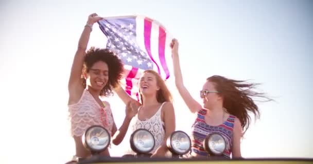 Afro fille battant un drapeau américain avec des amis — Video