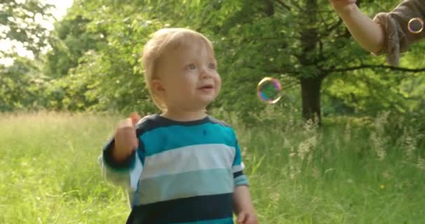 Broers spelen met bubbels — Stockvideo