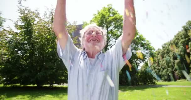 Hombre mayor disfrutando de Confetti — Vídeo de stock