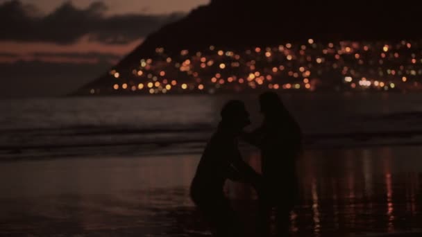 Couple holding hands at the beach — Stock Video