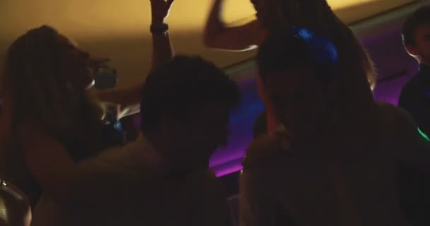 Freunde tanzen und singen zusammen — Stockvideo