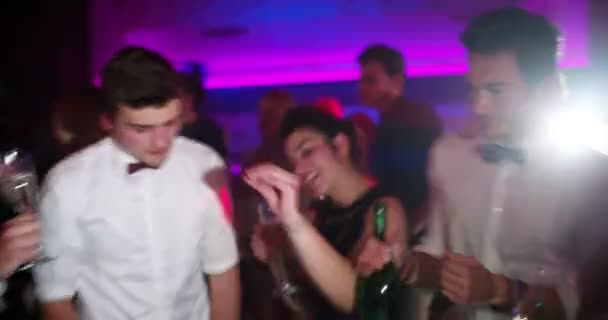 Amigos bebiendo champán en el club nocturno — Vídeo de stock