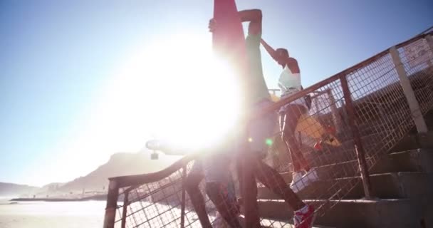 很酷的青少年速滑运动员朋友散步 — 图库视频影像