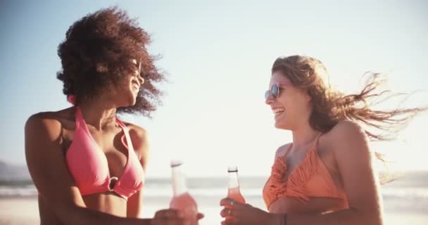 Дівчата друзі в бікіні на пляжі з алькопами — стокове відео