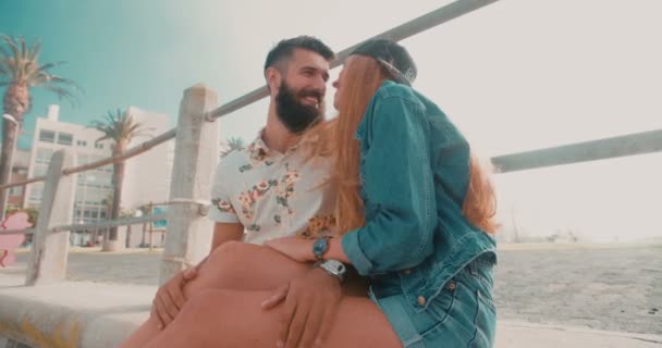 Девушка игриво кусает своего парня — стоковое видео