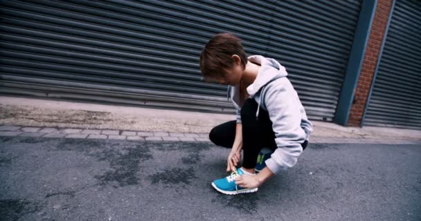 Flickan börjar löpa på stadens gata — Stockvideo