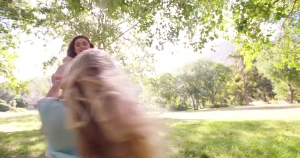 Mamá y su hija girando en el parque — Vídeo de stock