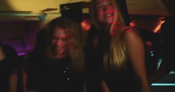 Друзья танцуют и поют вместе — стоковое видео