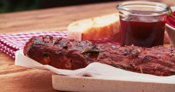 Costillas tiernas con romero sobre una mesa de madera — Vídeos de Stock