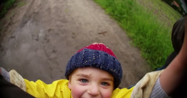 Kleine jongen aan het spelen — Stockvideo