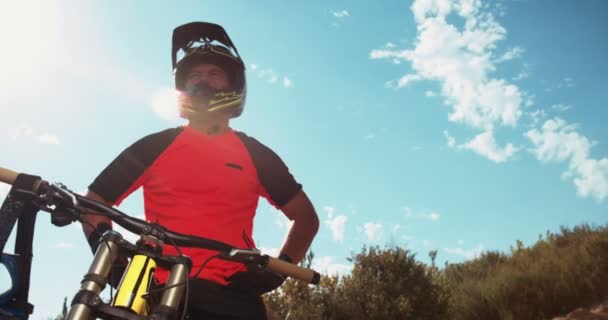 Montanha motociclista fazendo uma pequena pausa — Vídeo de Stock