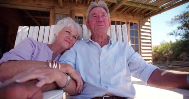 Retired senior couple holding hands — Stock Video