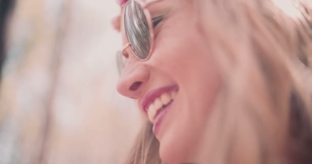 Boho fille en lunettes de soleil dans une forêt d'été — Video