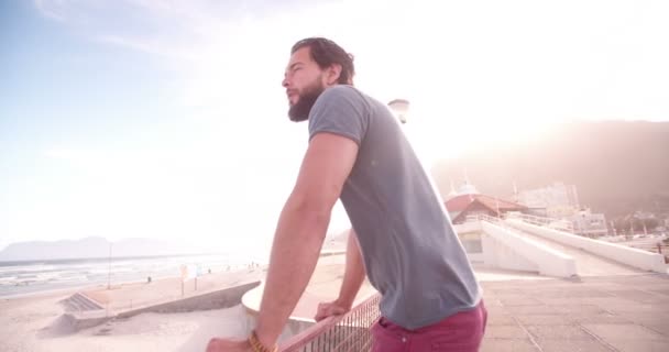 Chico relajándose en una playa por la noche — Vídeo de stock