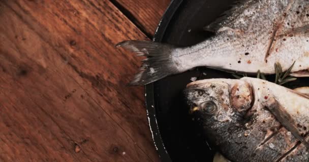 Fisch gegrillt mit einer Füllung aus Zitrone und Rosmarin — Stockvideo