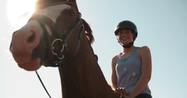 Teen ragazza cavalcando il suo cavallo all'aperto — Video Stock