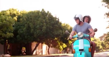 Genç çift onların scooter bir yolculuğa birlikte sahip