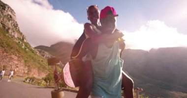 Onun kız arkadaşı piggybacking patenci adam