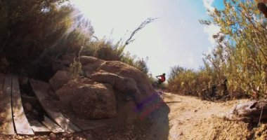 Engebeli arazi üzerinde kir atlama hakkında Mountainbiker